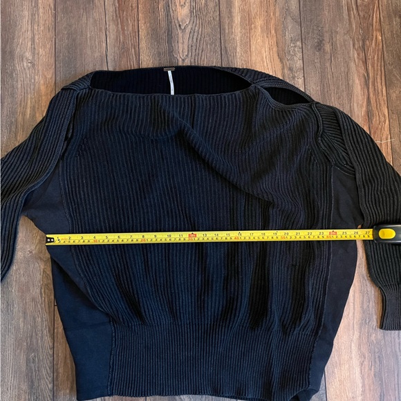 Free People off shoulder keyhole sweater - Picture 5 of 9
